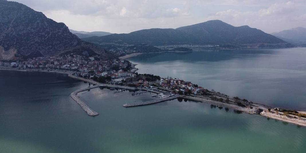 Gün içinde renk değiştirmesiyle dikkat çekiyor: ‘Türkiye’nin 7 renkli gölü’ 6